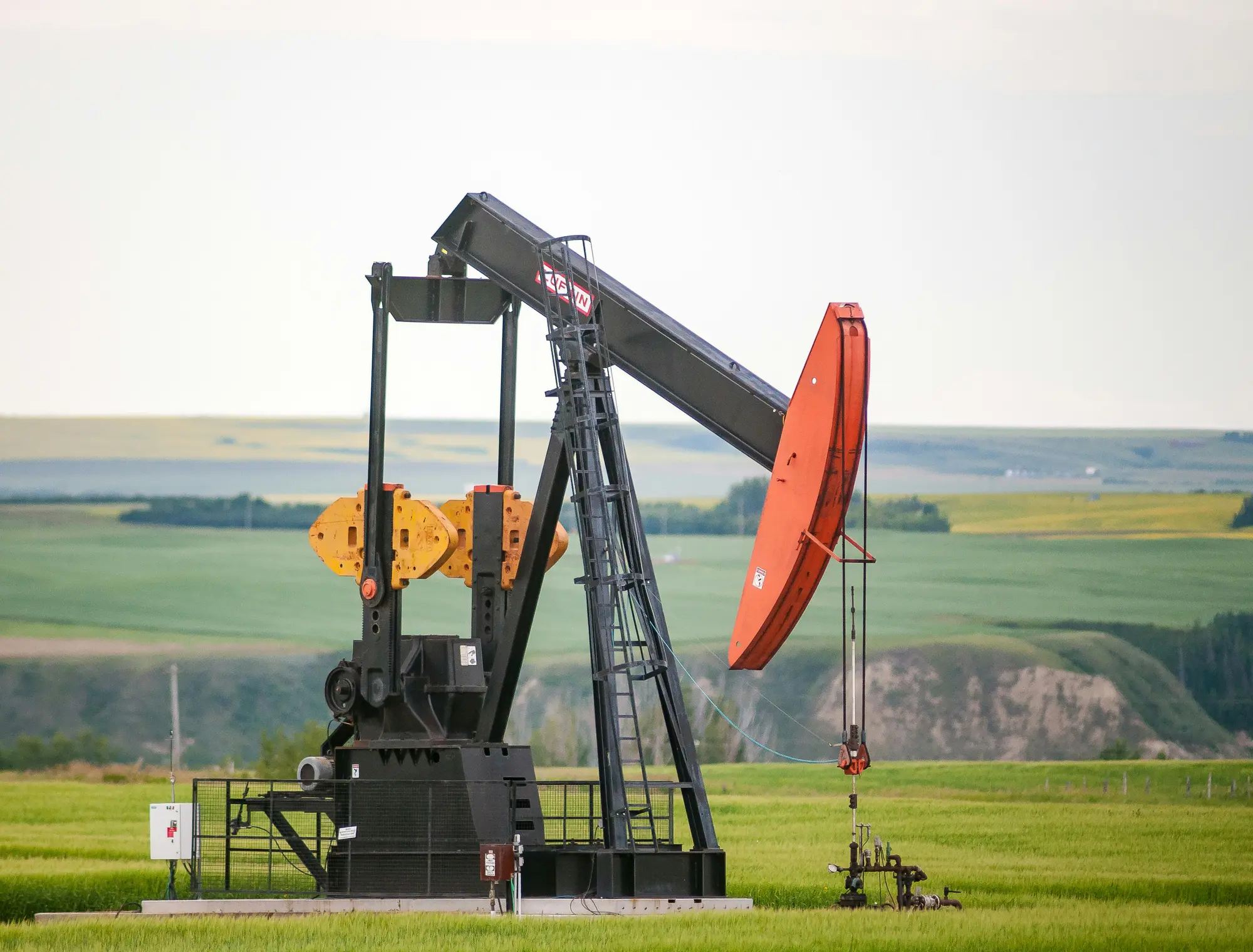 Bomba de extracción (AIB) en un campo petrolero